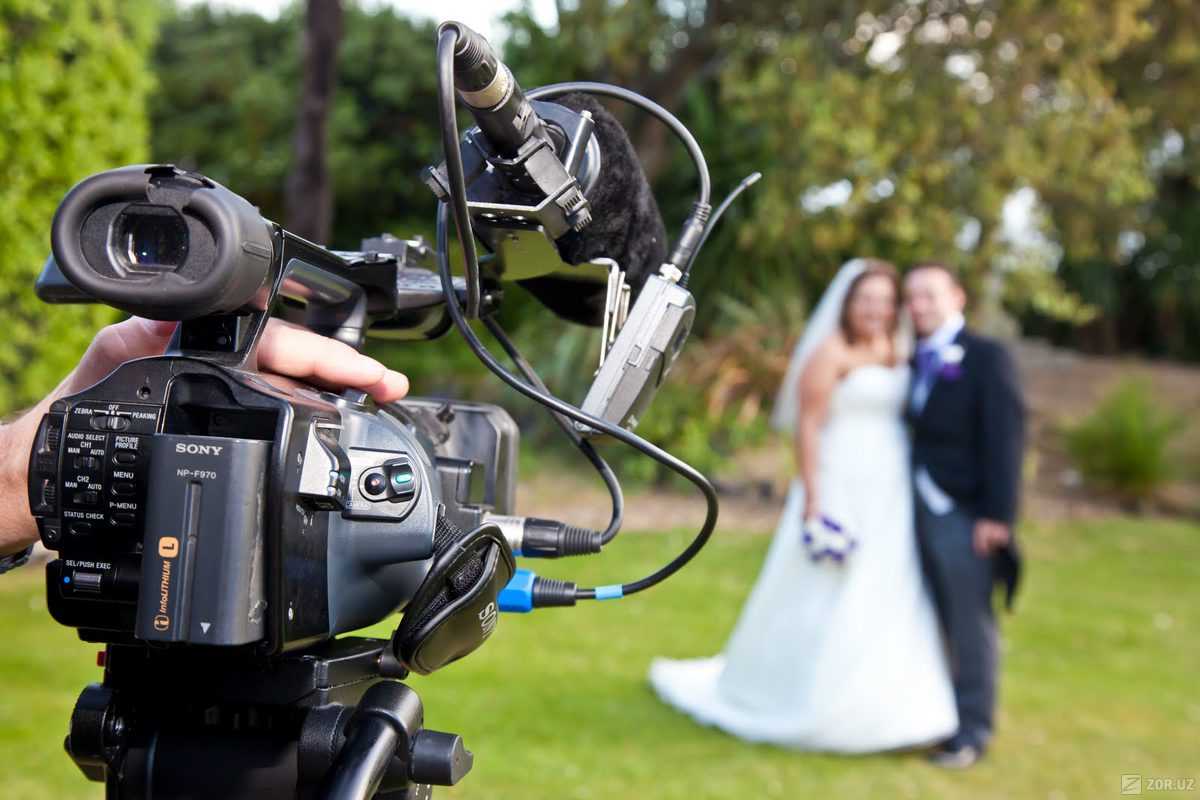 Фотограф недорого. Фотограф и видеооператор на свадьбу. Видеосъемка свадьбы. Видеокамера для съемки свадеб. Свадебная видеосьемка.