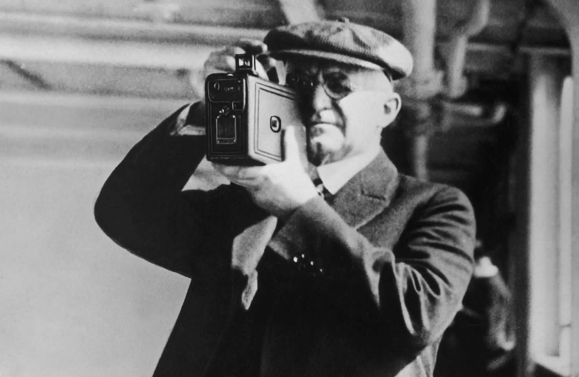 Человек на фотографии история. Джордж Истмен Кодак. Джордж Истмен (1854-1932). Джордж Истмен фотоаппарат. Джордж Истмен фотокамера Кодак.