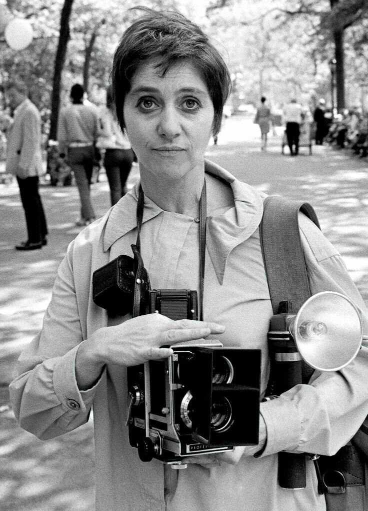 Знаменитый американский фотограф Диана Арбус Diane Arbus очень не любила, когда ее называли мастером съемки фриков Однако в историю она вошла, прежде всего, как один из первых фотографов, кто умел снимать людей с физическими отклонениями