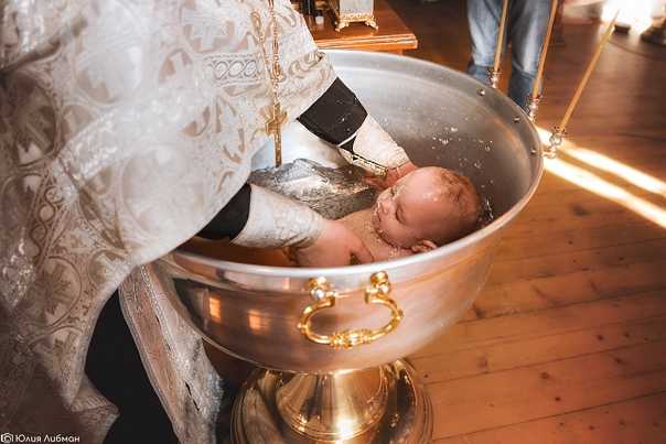 Что такое таинство крещения и как оно происходит?