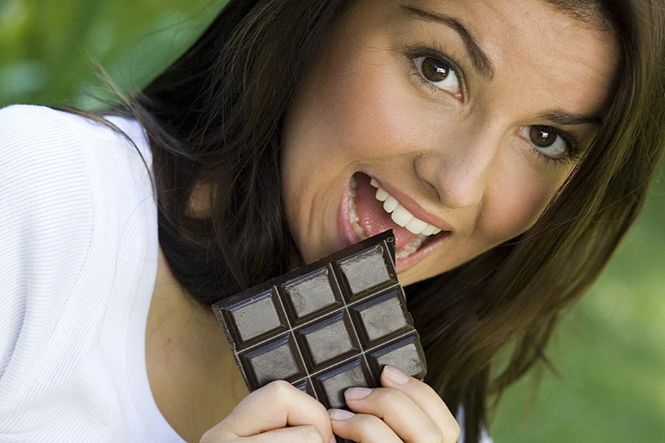 Есть шоколад на ночь. Девушка в шоколаде. Девушка ест шоколад.