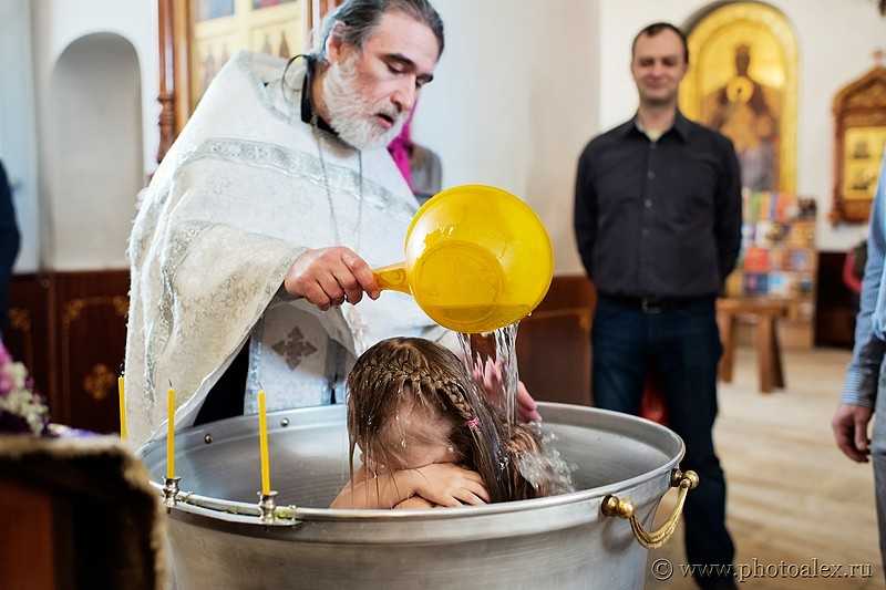 Таинство крещения: что нужно знать родителям ребёнка и крёстным, оплата, фотографии и видеосъемка